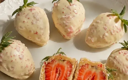 Prato com vários morangos cravejados prontos para venda